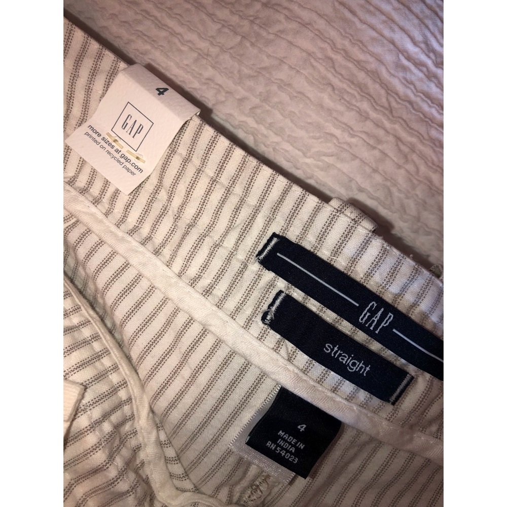 NWT. Gap Cropped pants. - Picture 5 of 6